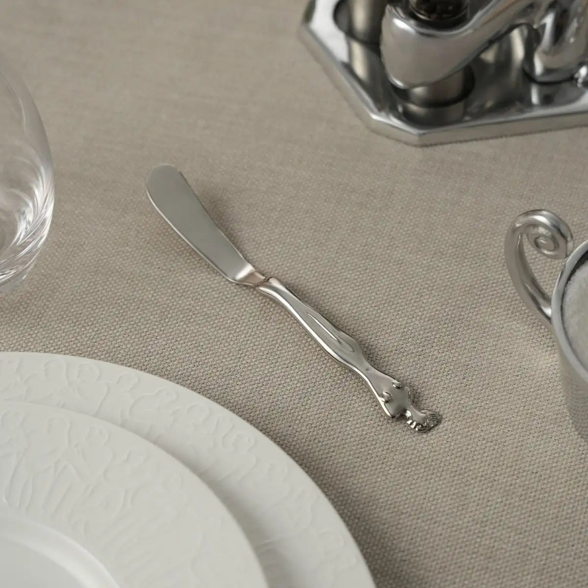 BUTTER KNIFE - woman