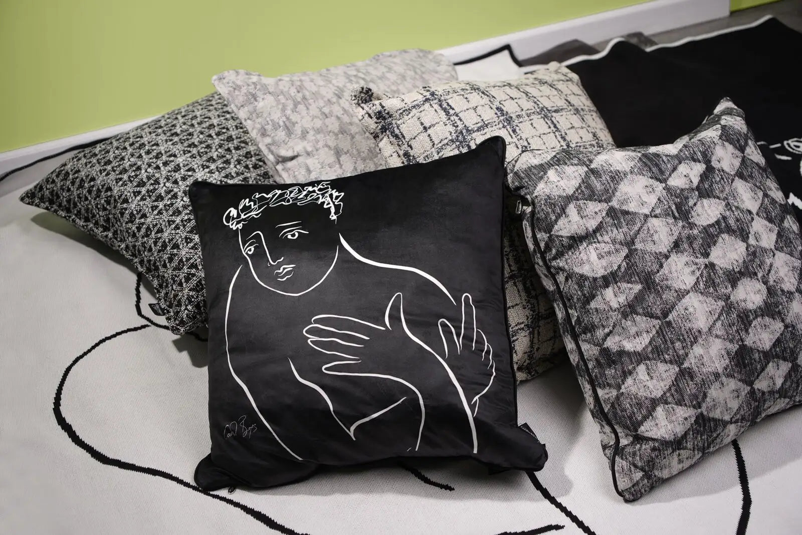 Full Cushion - Hold My Heart / Reminisce - Black